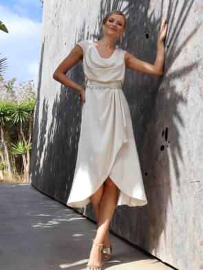 Raffaelli Casual Chique S26 Set 806 - Gold, satin midi dress with a waterfall neckline and a draped skirt. The belt accentuates the waist - 251-590-01 g